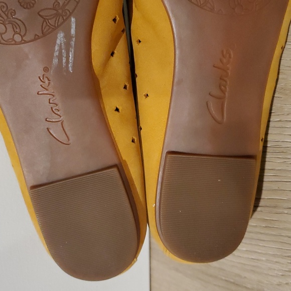 Indigo by Clarks Women's Ballet Flats Size 7. Mustard color leather. - Picture 10 of 10